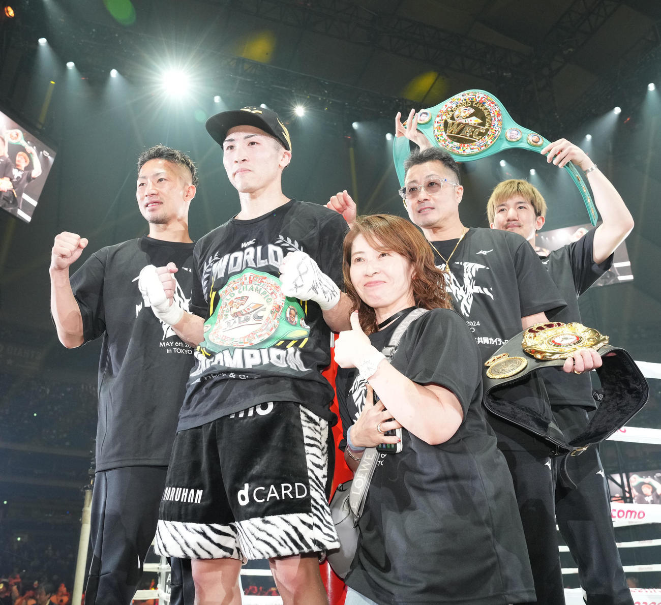 試合後、家族と写真に納まる井上尚（左から2人目）。左から弟の拓真、1人おいて母の美穂さん、父真吾トレーナー、いとこの浩樹（撮影・鈴木みどり）