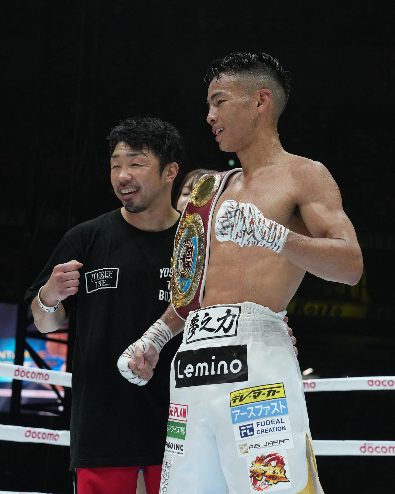 新王者となり八重樫トレーナー（左）と写真に納まる武居（撮影・鈴木みどり）