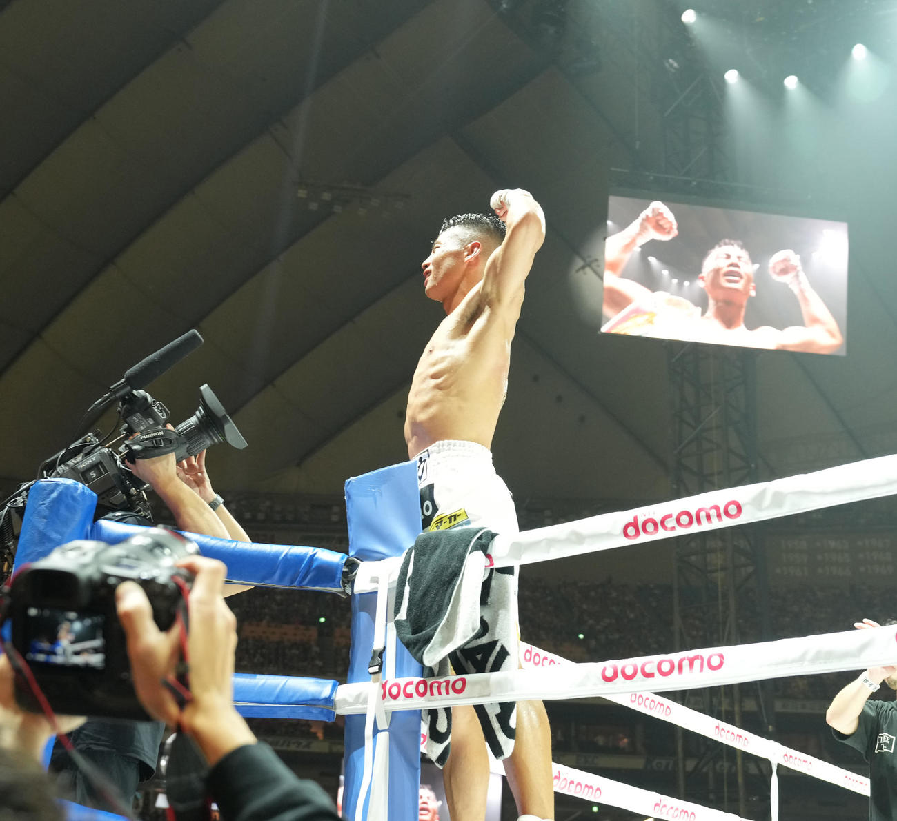 新王者となり喜ぶ武居（撮影・鈴木みどり）