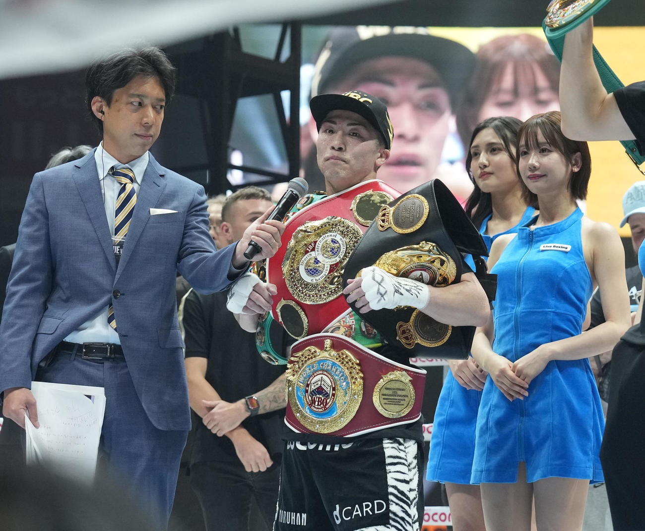 試合後、インタビューに応じる井上尚（中央）（撮影・鈴木みどり）