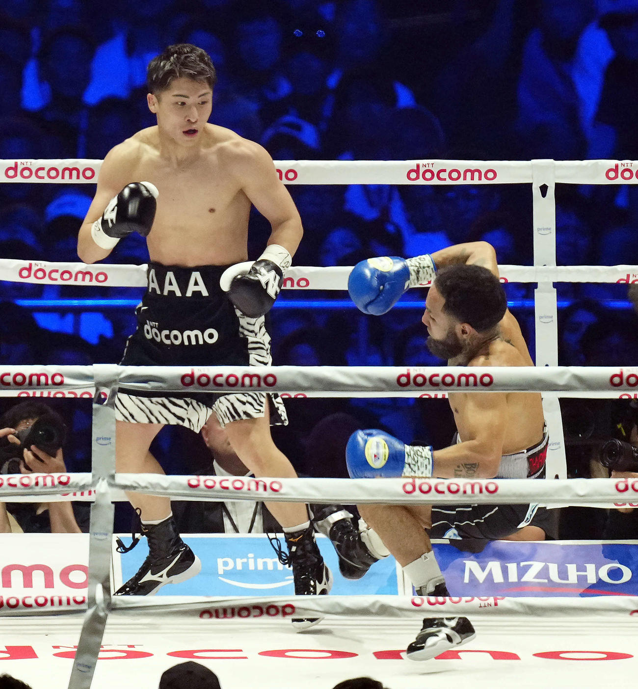 4団体統一スーパーバンタム級タイトルマッチ　2回、ルイス・ネリからダウンを奪う井上尚（撮影・たえ見朱実）