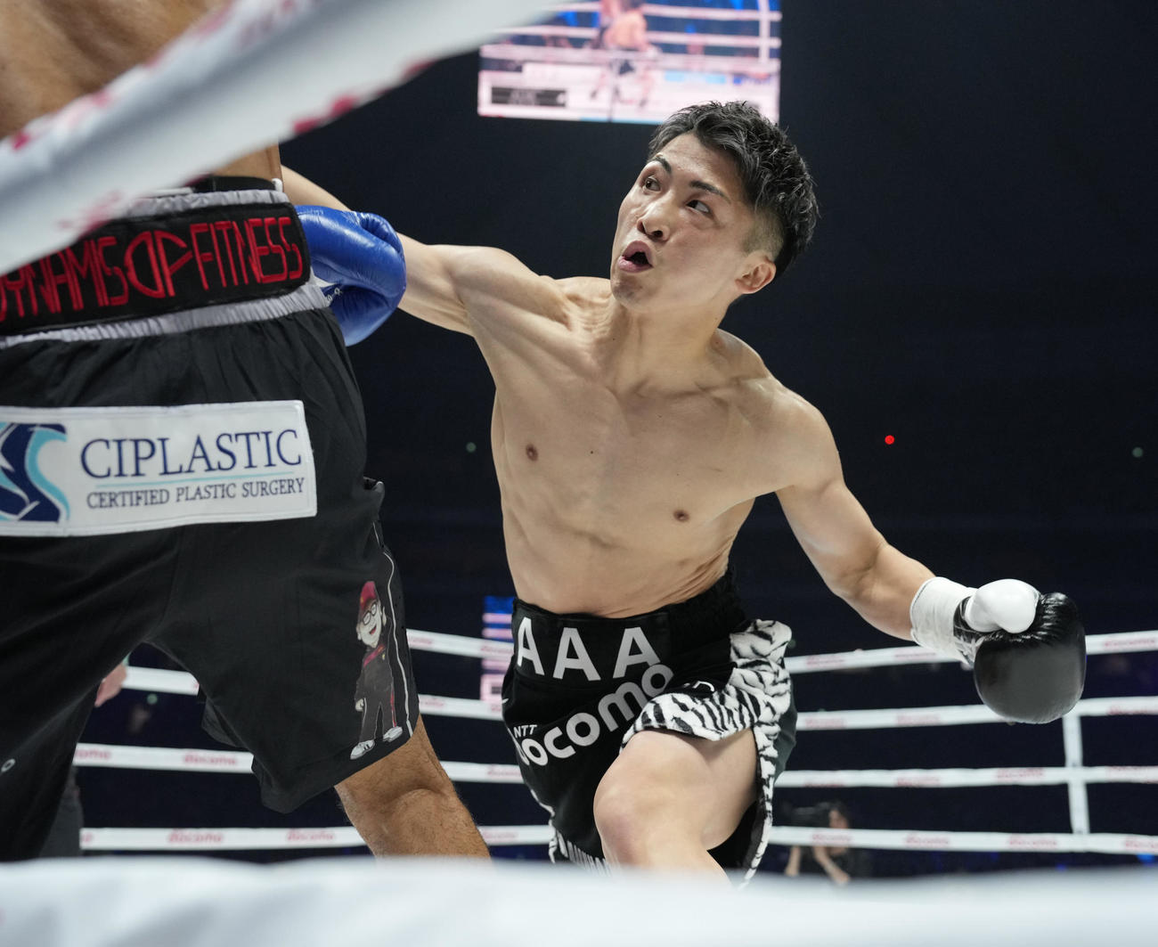 1回、ネリ（左）にパンチを放つ井上尚（撮影・鈴木みどり）