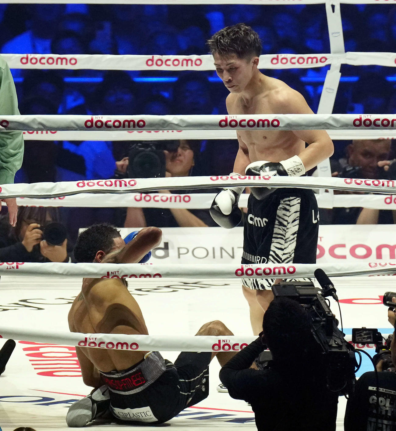 4団体統一スーパーバンタム級タイトルマッチ　6回、ルイス・ネリにKO勝ちした井上尚（撮影・たえ見朱実）