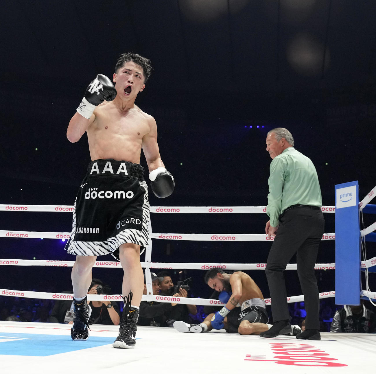 6回、ネリ（後方）からダウンを奪いガッツポーズの井上尚（撮影・鈴木みどり）