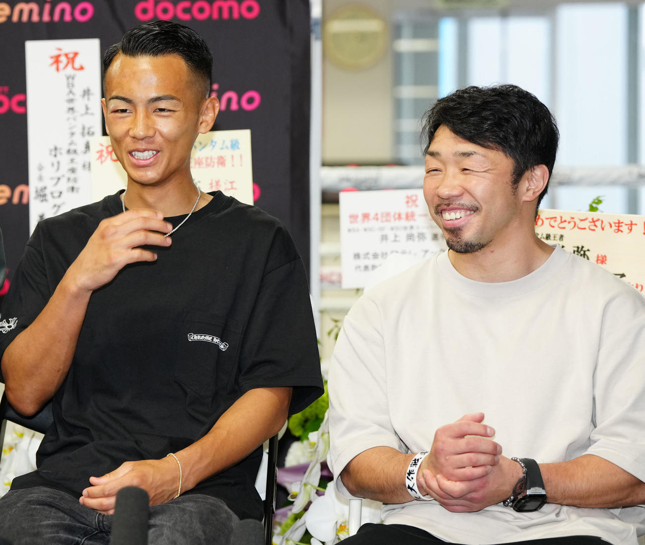 一夜明け会見に臨む武居（左）と八重樫トレーナー（撮影・江口和貴）
