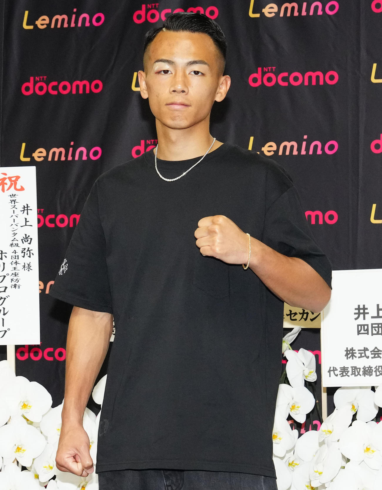 モロニー戦から一夜明け、写真に納まる武居（撮影・江口和貴）