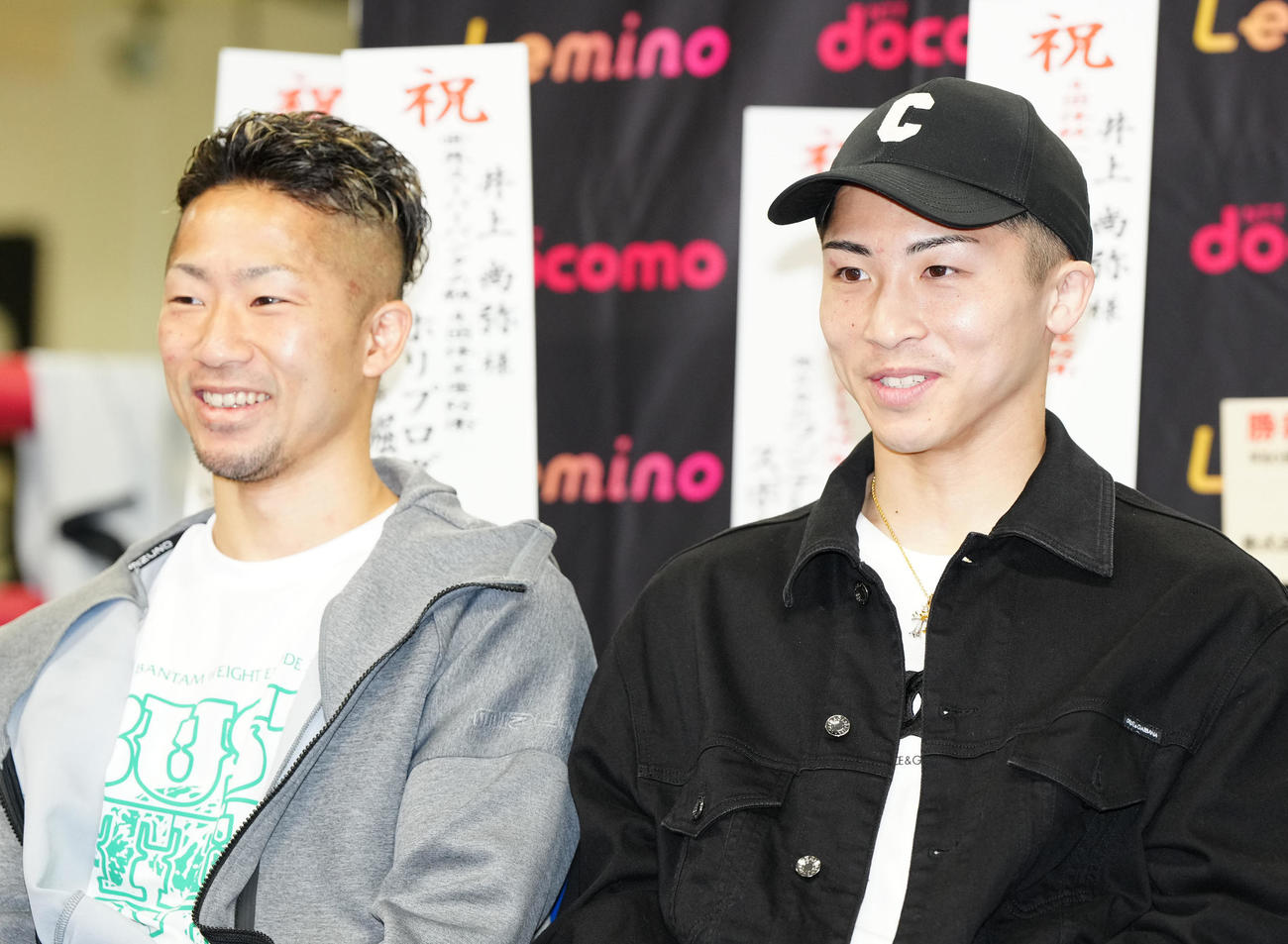 一夜明け会見に臨む井上兄弟。右は兄の尚弥、左は弟の拓真（撮影・江口和貴）
