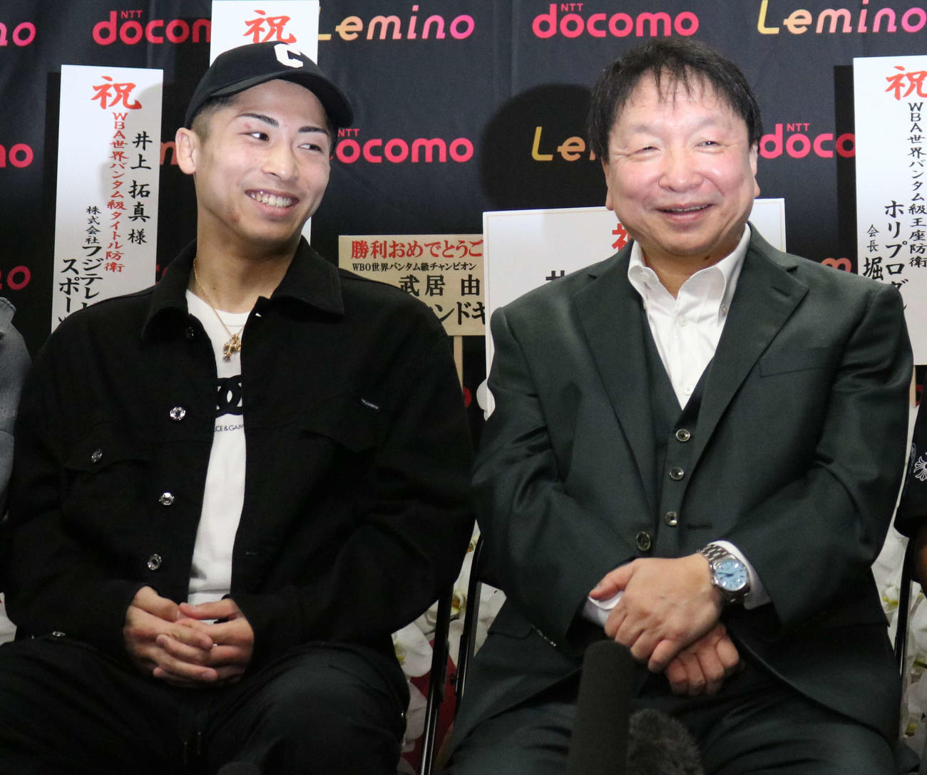 4団体防衛から一夜明け、会見で笑顔を見せる井上尚（左）と大橋会長（撮影・水谷京裕）
