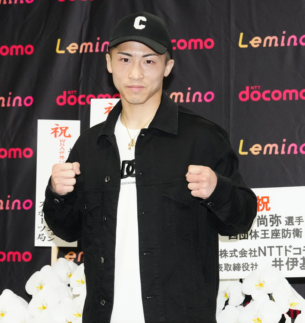 4団体防衛から一夜明け、写真に納まる井上尚（撮影・江口和貴）