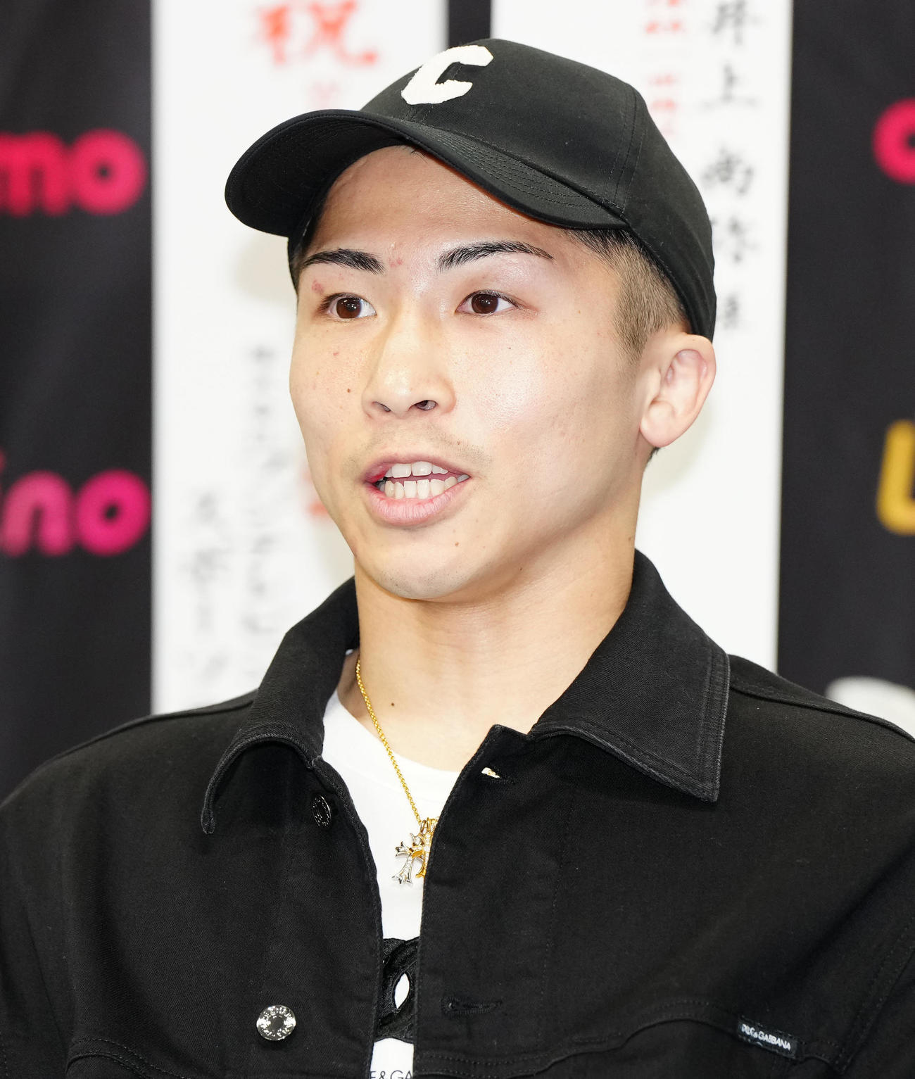 一夜明け会見に臨む井上尚（撮影・江口和貴）