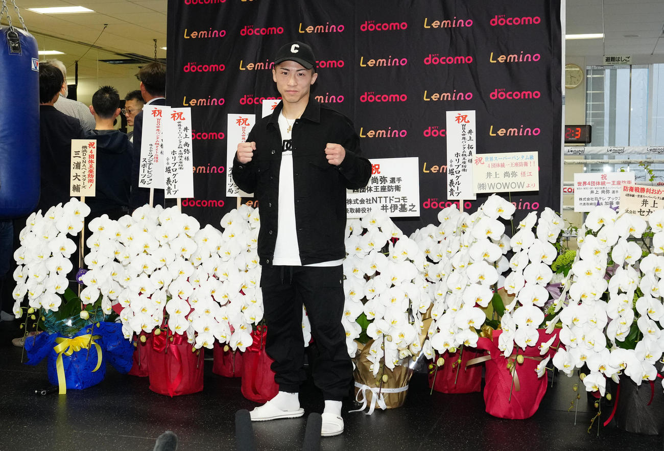 4団体防衛から一夜明け、写真に納まる井上尚（撮影・江口和貴）