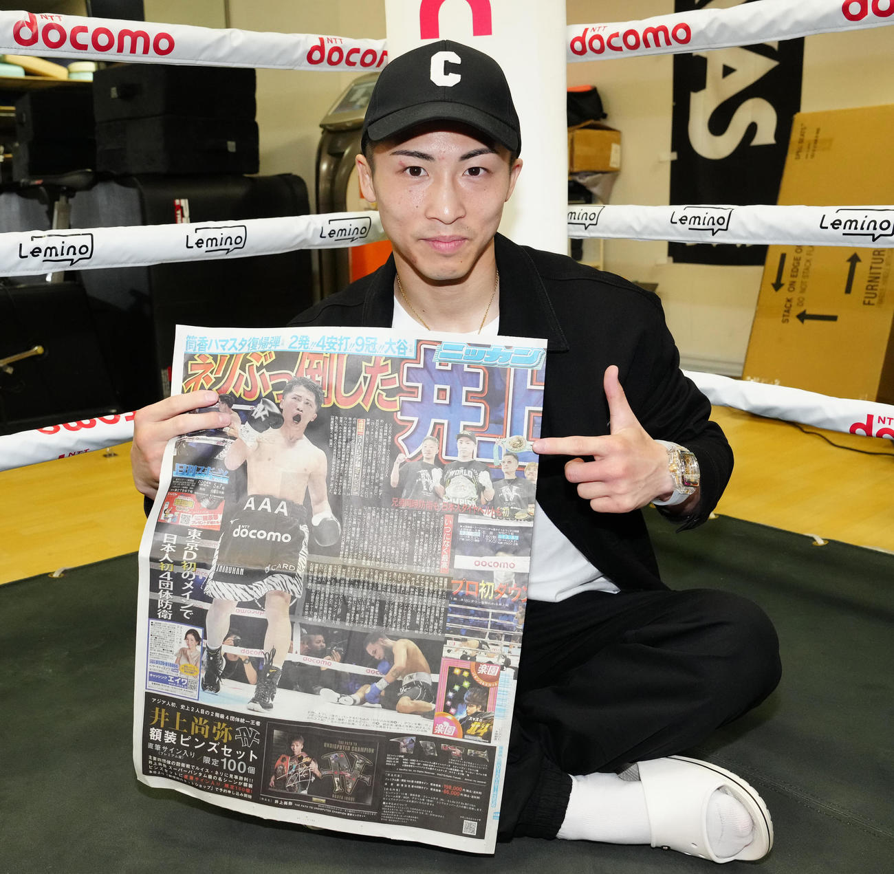 ネリ戦から一夜明け、本紙を手にする井上尚（撮影・江口和貴）