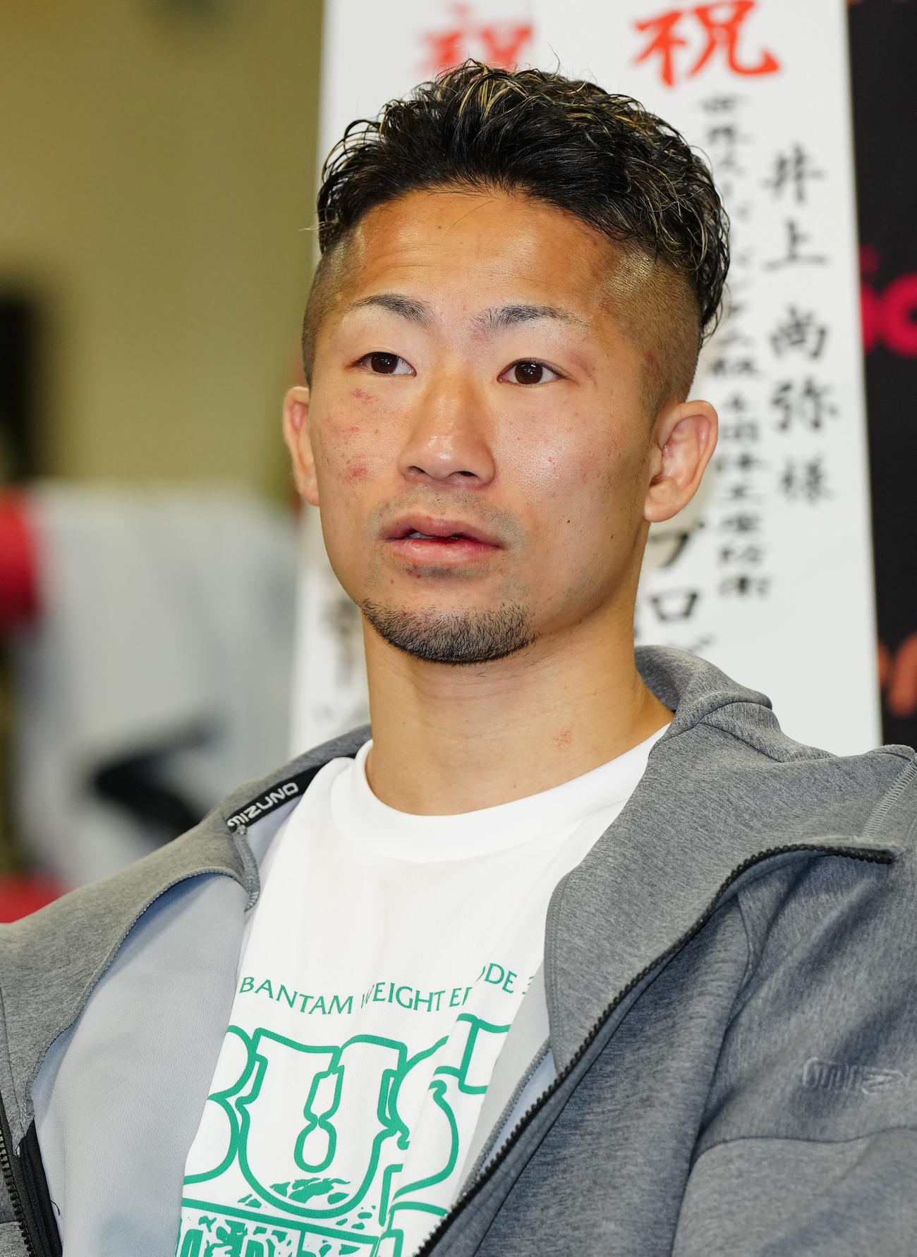一夜明け会見に臨む井上拓（撮影・江口和貴）