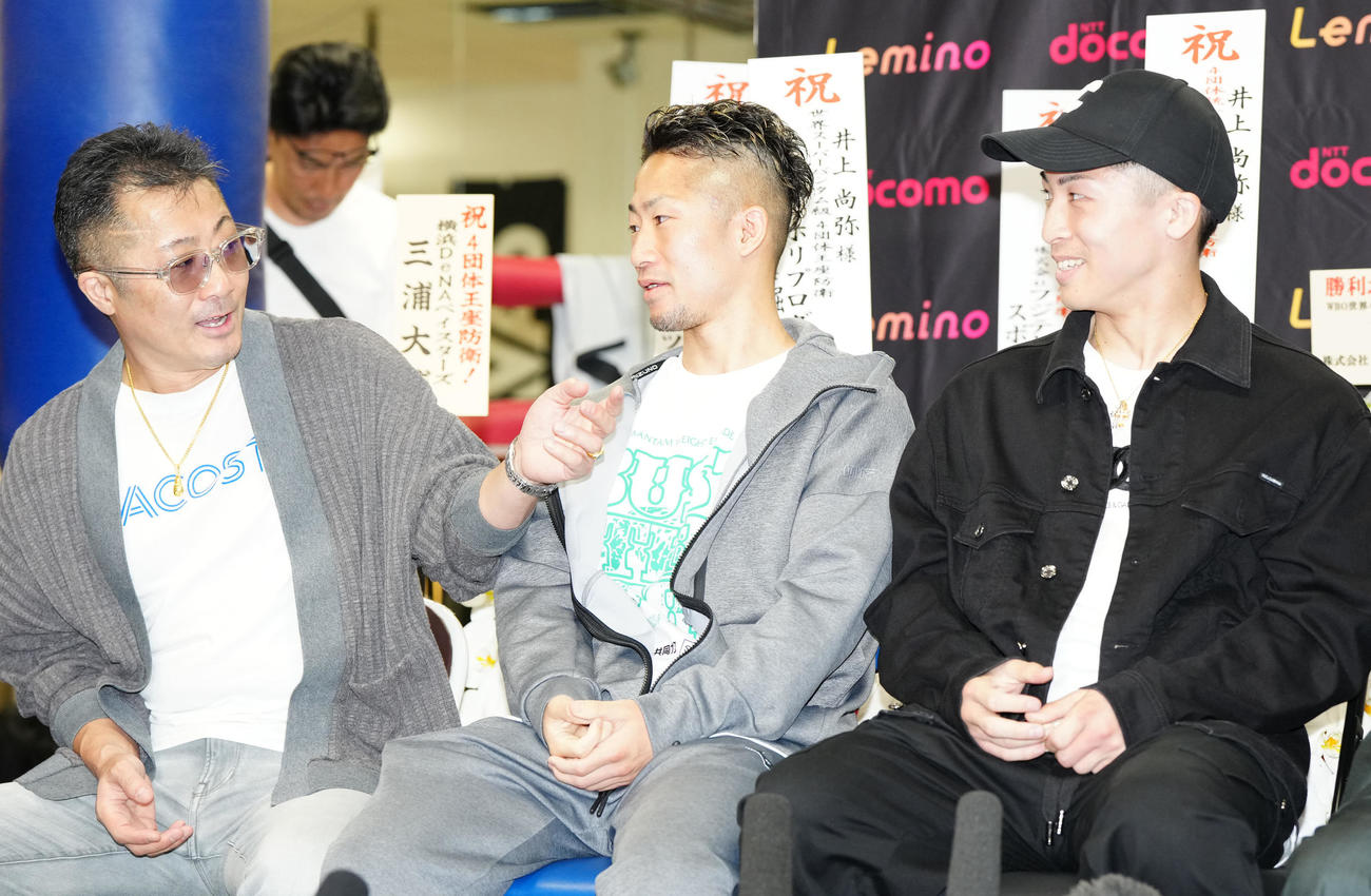 一夜明け会見で井上尚（右）と井上拓（中央）に話しかける父真吾トレーナー（撮影・江口和貴）