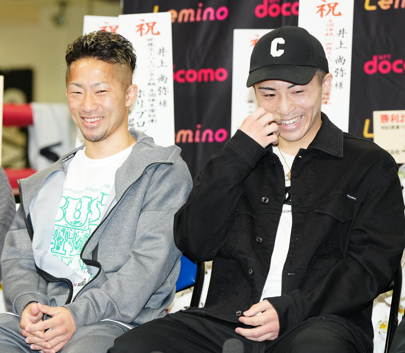 一夜明け会見に臨む井上兄弟。右は兄の尚弥、左は弟の拓真（撮影・江口和貴）