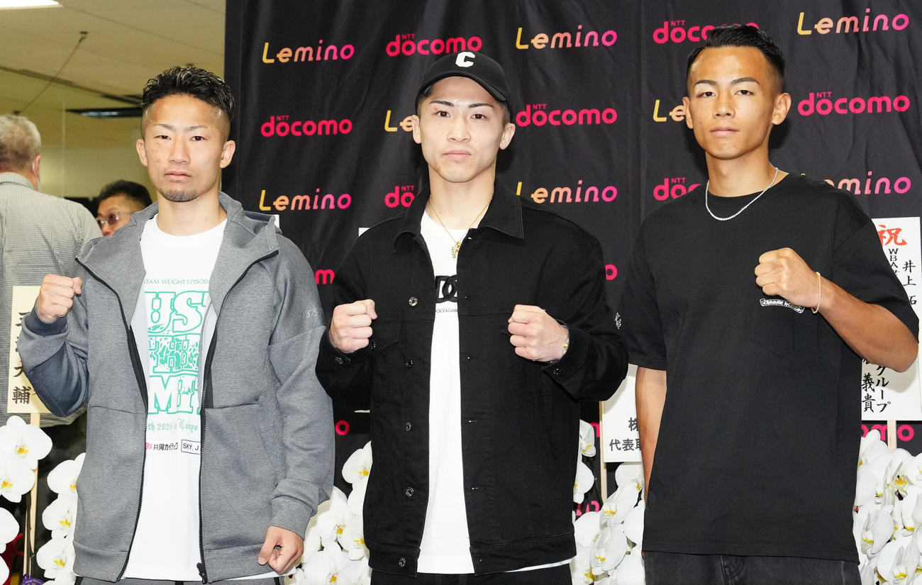 世界戦から一夜明け、写真に納まる、左から井上拓、井上尚、武居（撮影・江口和貴）
