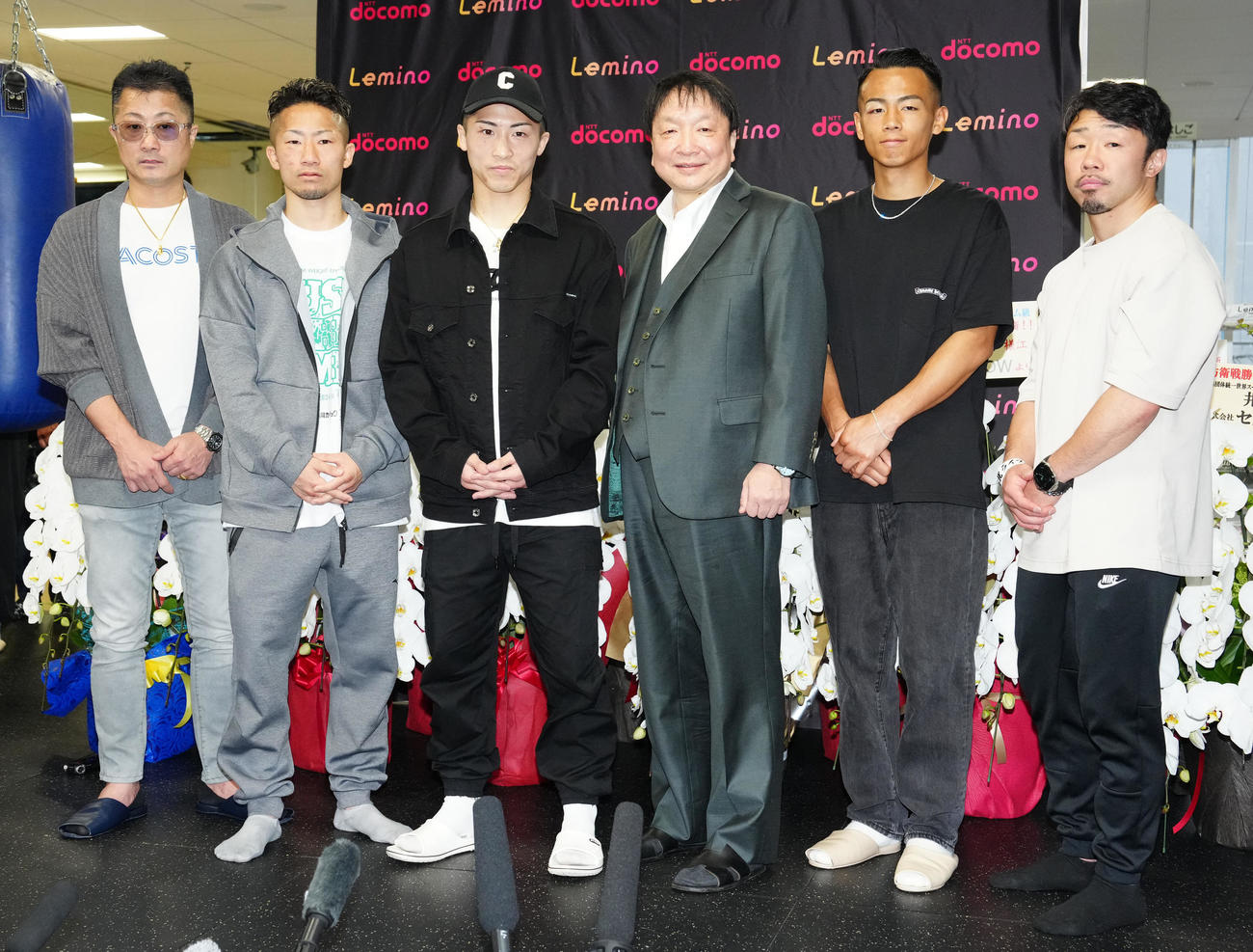 世界戦から一夜明け、写真に納まる、左から井上真トレーナー、井上拓、井上尚、大橋会長、武居、八重樫トレーナー（撮影・江口和貴）