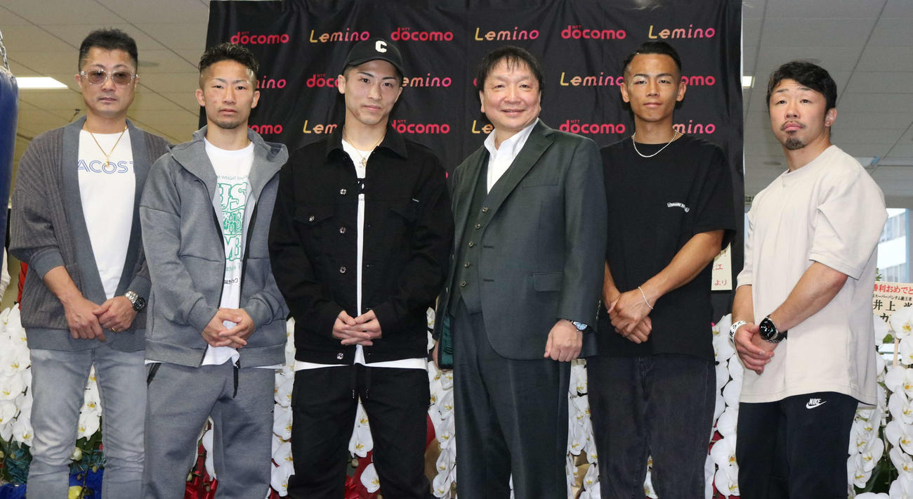 世界戦から一夜明け、写真に納まる、左から井上真トレーナー、井上拓、井上尚、大橋会長、武居、八重樫トレーナー（撮影・水谷京裕）