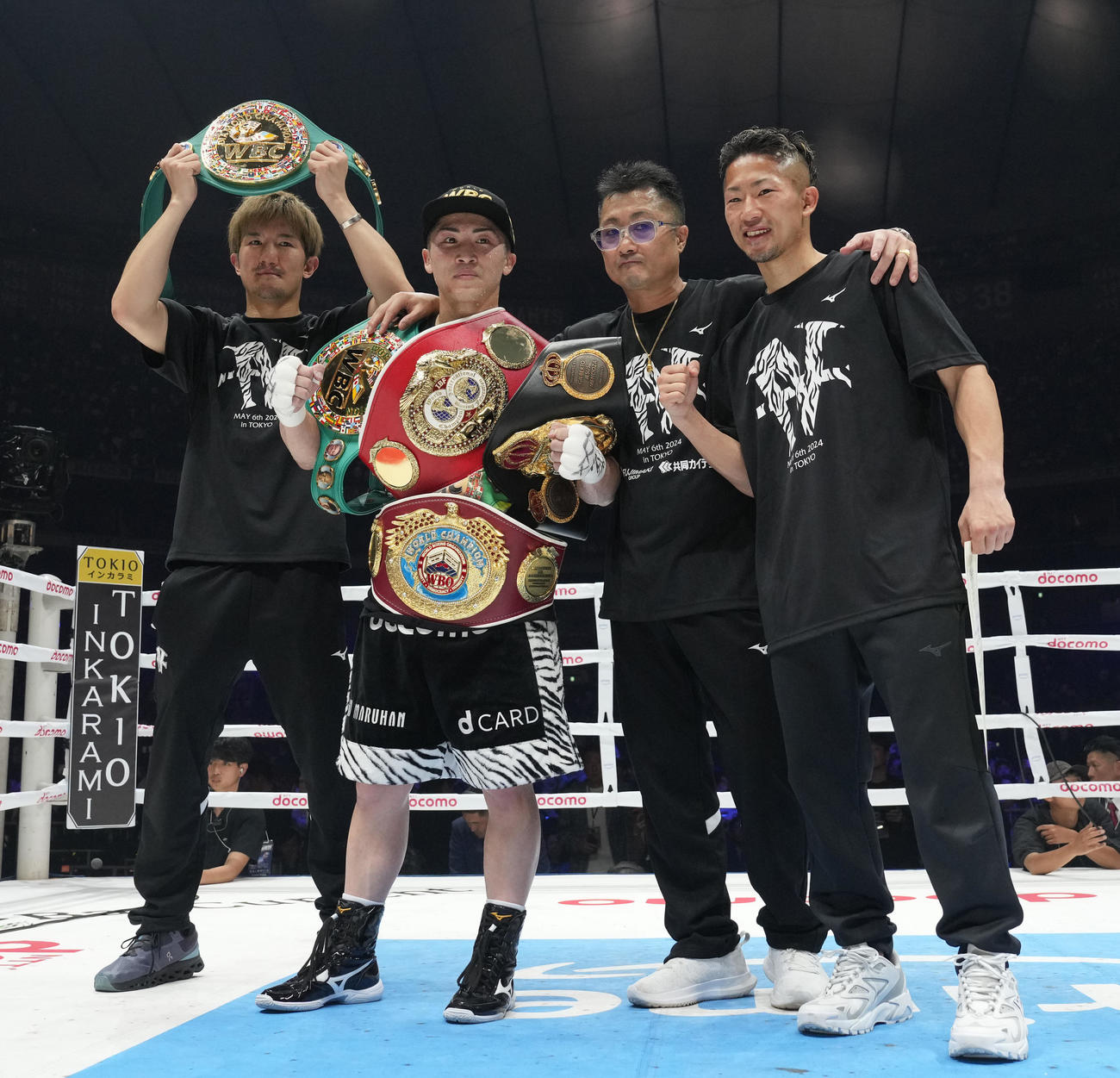 試合後、家族と写真に納まる井上尚（左から2人目）。左からいとこの浩樹、1人おいて父真吾トレーナー、弟の拓真（撮影・鈴木みどり）