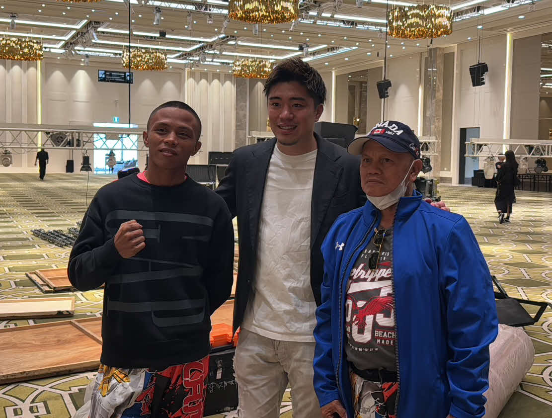 元WBO世界スーパーフェザー級王者伊藤雅雪氏（中央）の出迎えで韓国入りしたビンス・パラス（左端）（TreasureBoxingプロモーション提供）