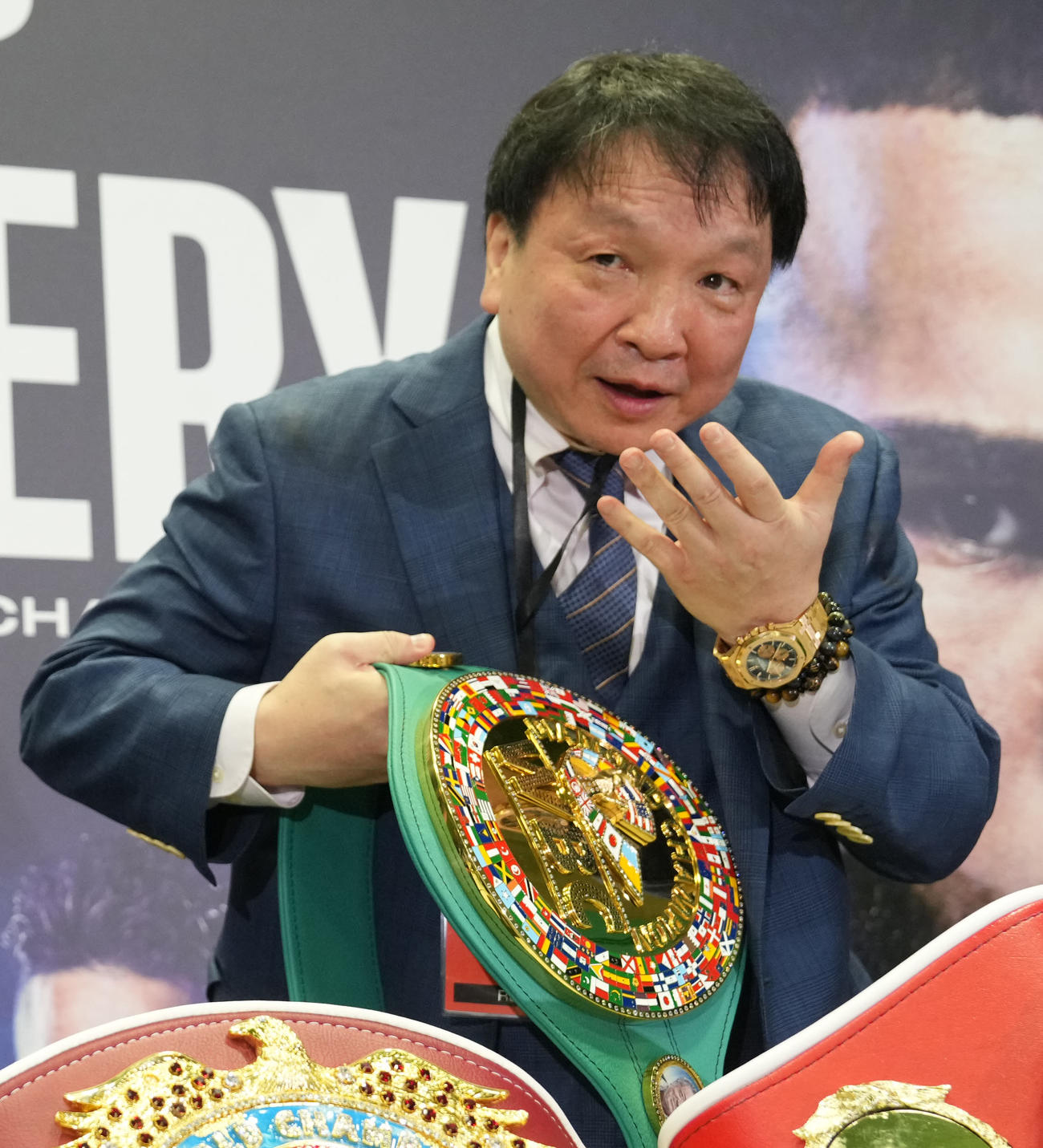 2024年5月6日、ネリ戦後の会見で井上尚弥からWBCダイヤモンドベルトを渡され、泣きまねした大橋会長