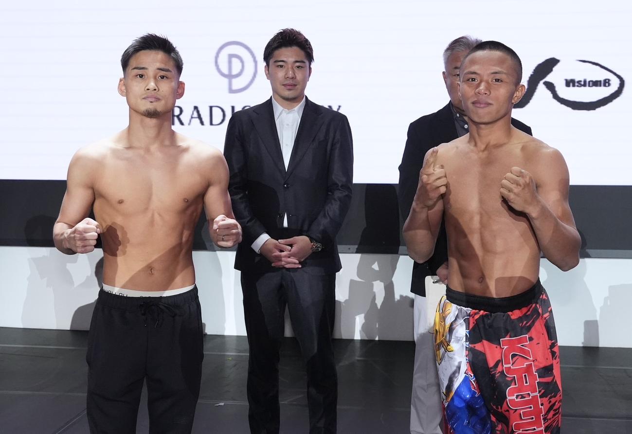計量パスした元世界2階級制覇王者京口紘人（左端）とビンス・パラス（右端）（TreasureBoxingプロモーション提供）