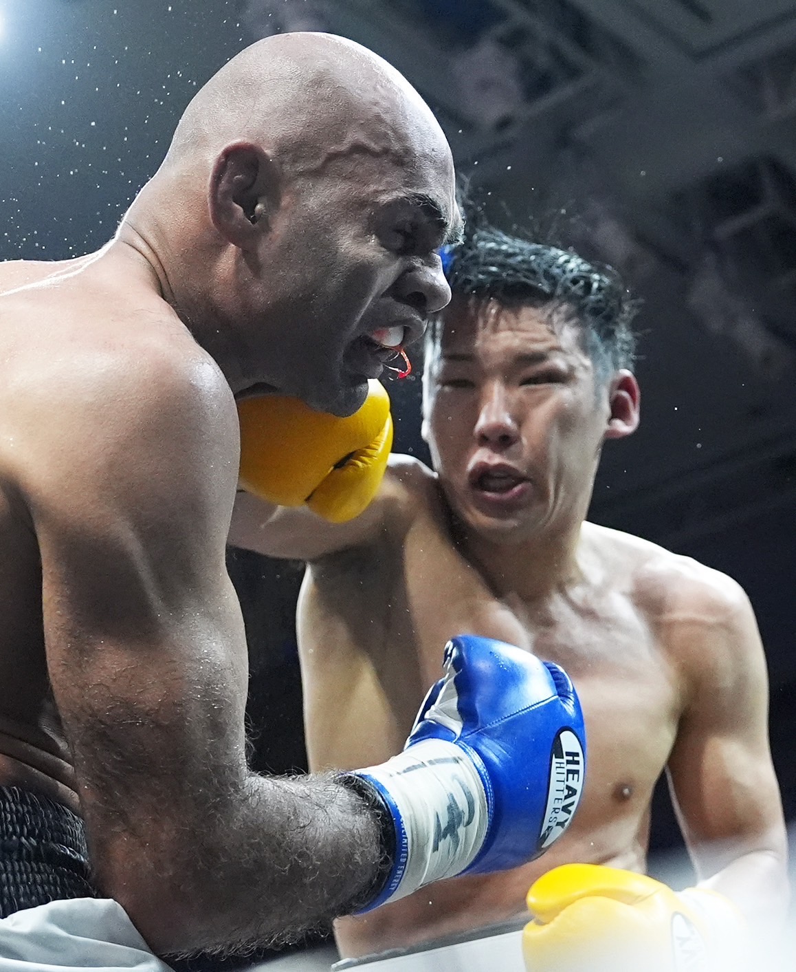 テイジ・プラタップ・シン（左）に判定負けした東洋太平洋ミドル級王者竹迫司登（TBプロモーション提供）