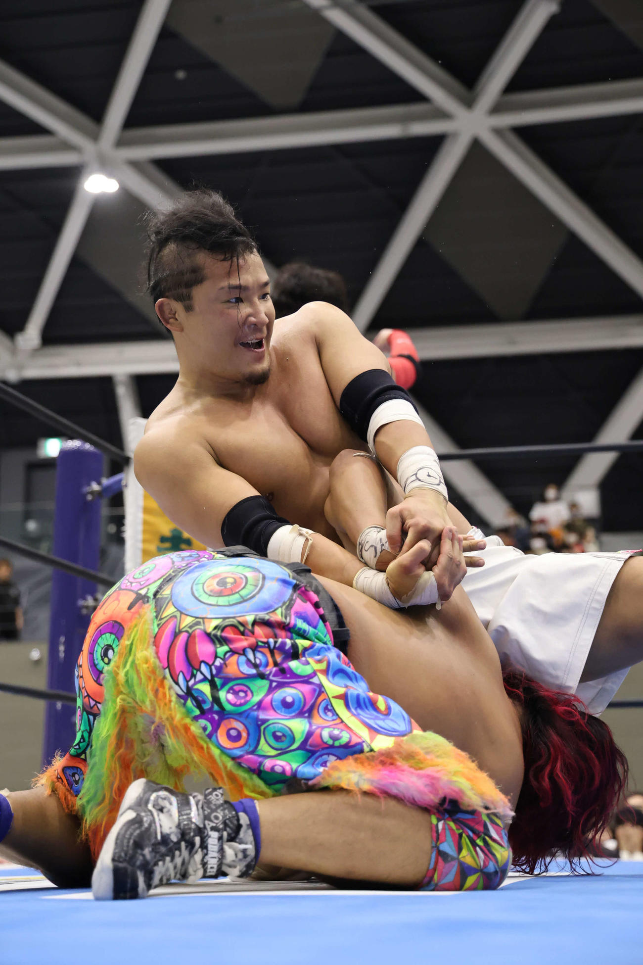 高橋ヒロムを締め上げるKUSHIDA（写真提供・新日本プロレス）