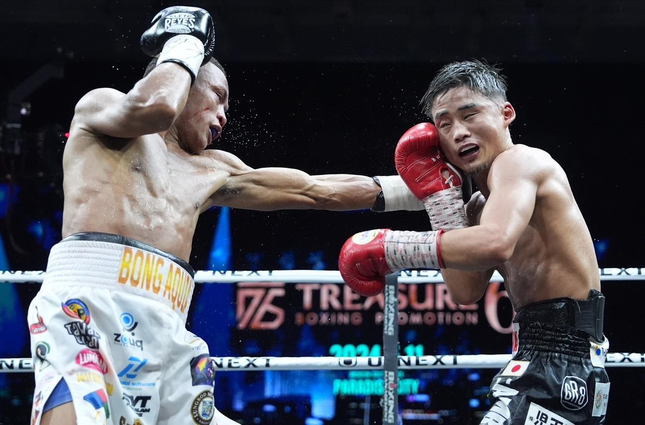 6年ぶりに再戦したビンス・パラス（左）との世界ランカー対決で判定負けした元2階級制覇王者京口紘人（TBプロモーション提供）
