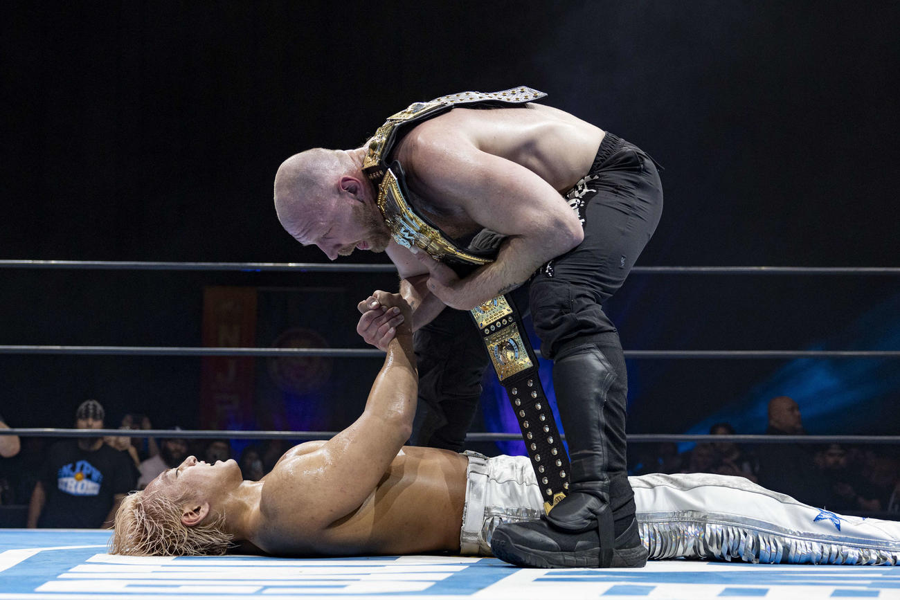 試合後に握手をかわすモクスリー（右）と海野（写真提供・新日本プロレス）