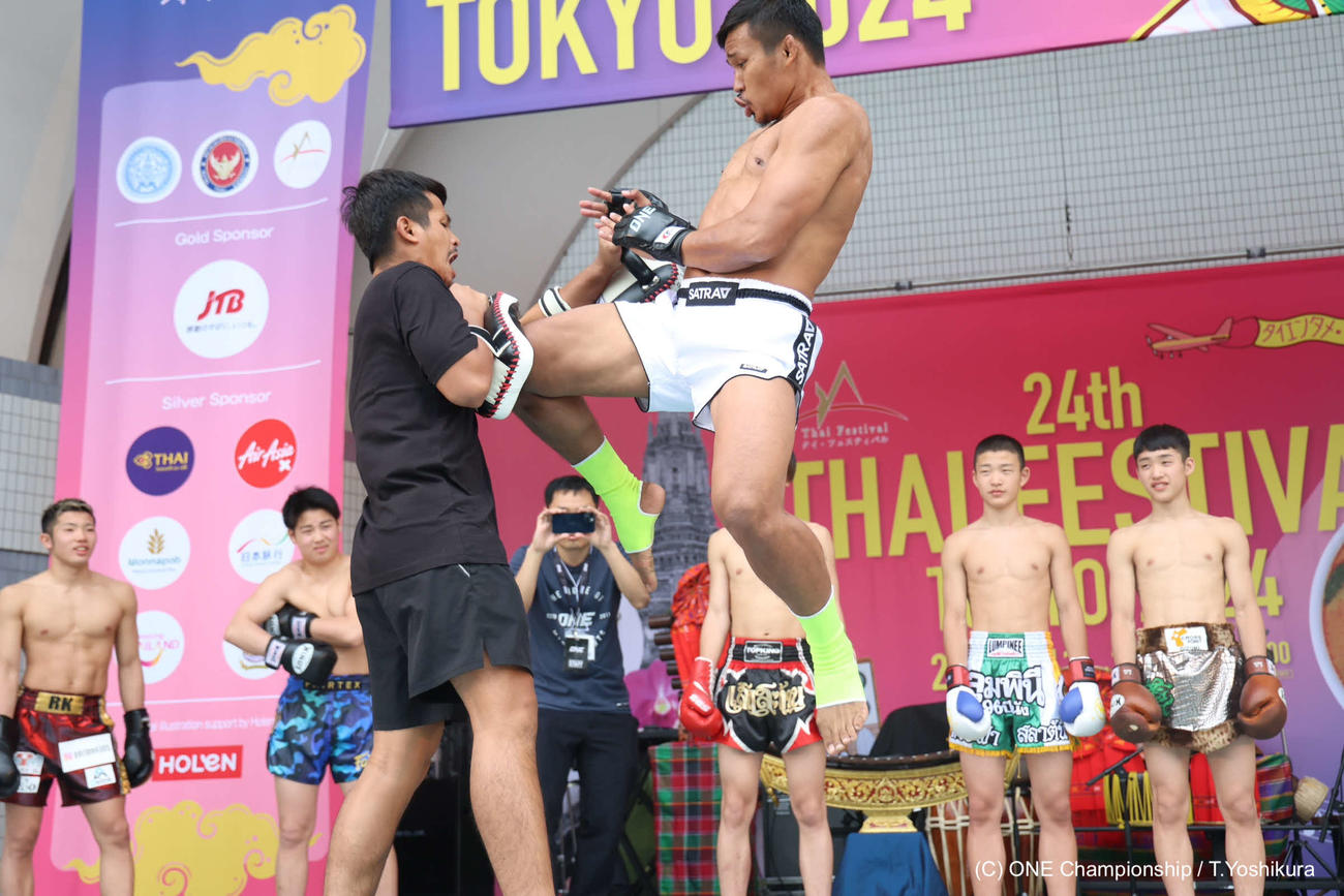 高い打点の飛び膝を披露するスーパーレック（C）ONE Championship／T.Yoshikura