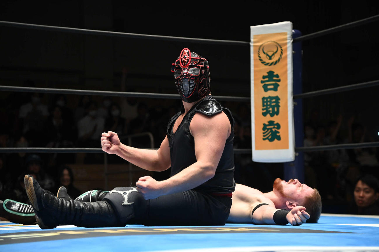 フランシスコ・アキラを倒してガッツポーズのニンジャ・マック（写真提供・新日本プロレス）
