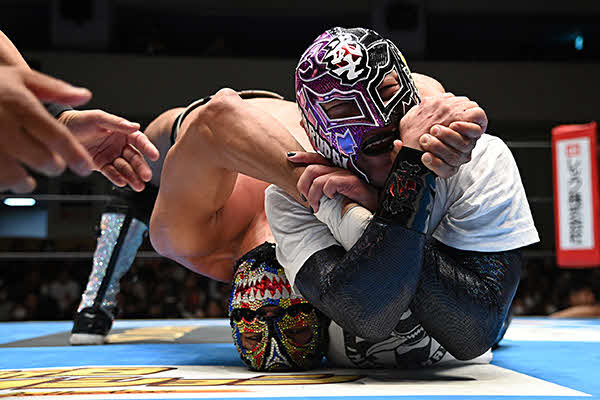 ティタンはジャベ・インモルタルで同門のBUSHI（右）からレフェリーストップ勝ちした（新日本プロレス公式Xから）