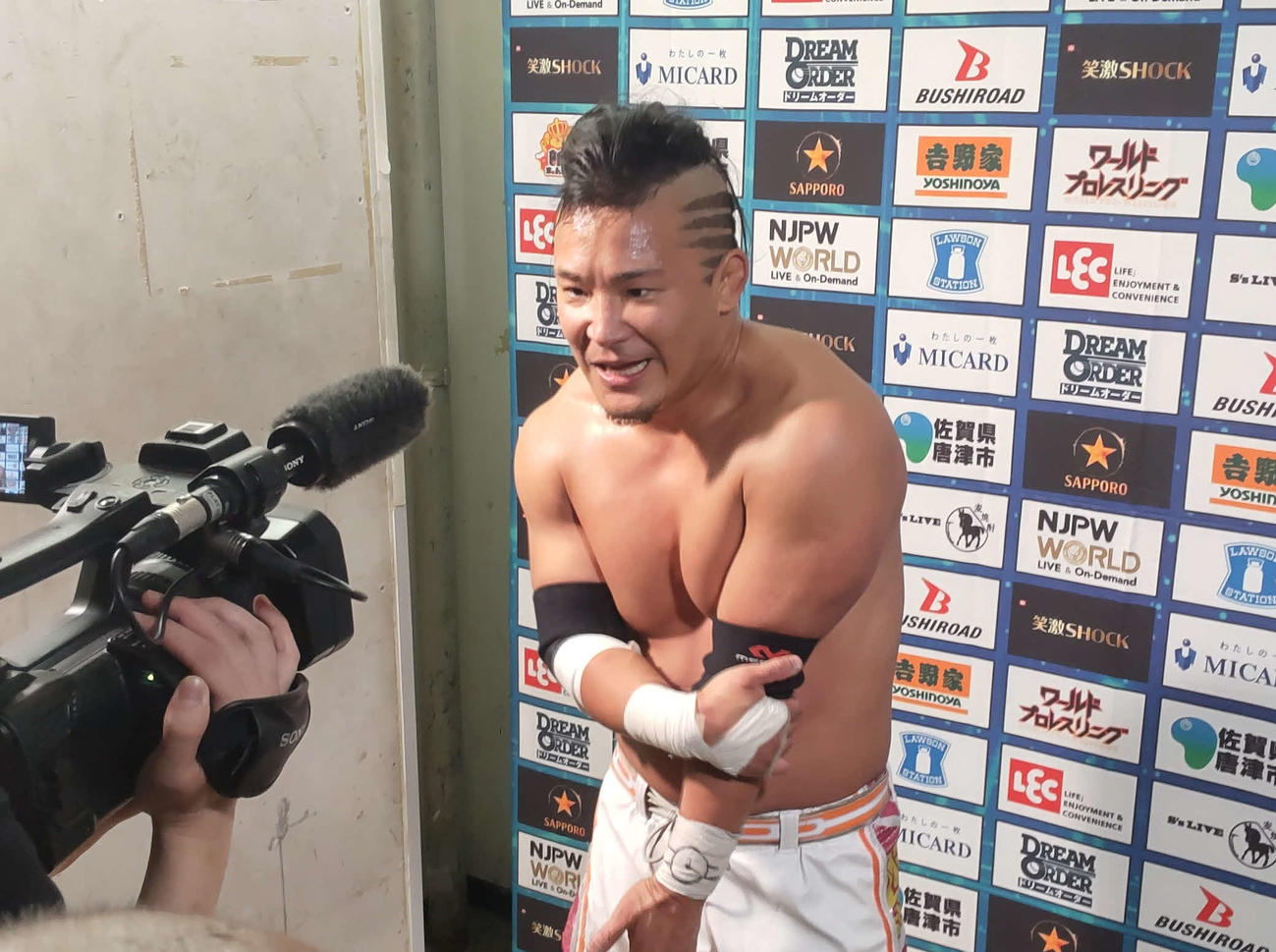SHOを倒し、IWGPジュニアヘビー級王座への挑戦権を手に入れたと喜んだKUSHIDA