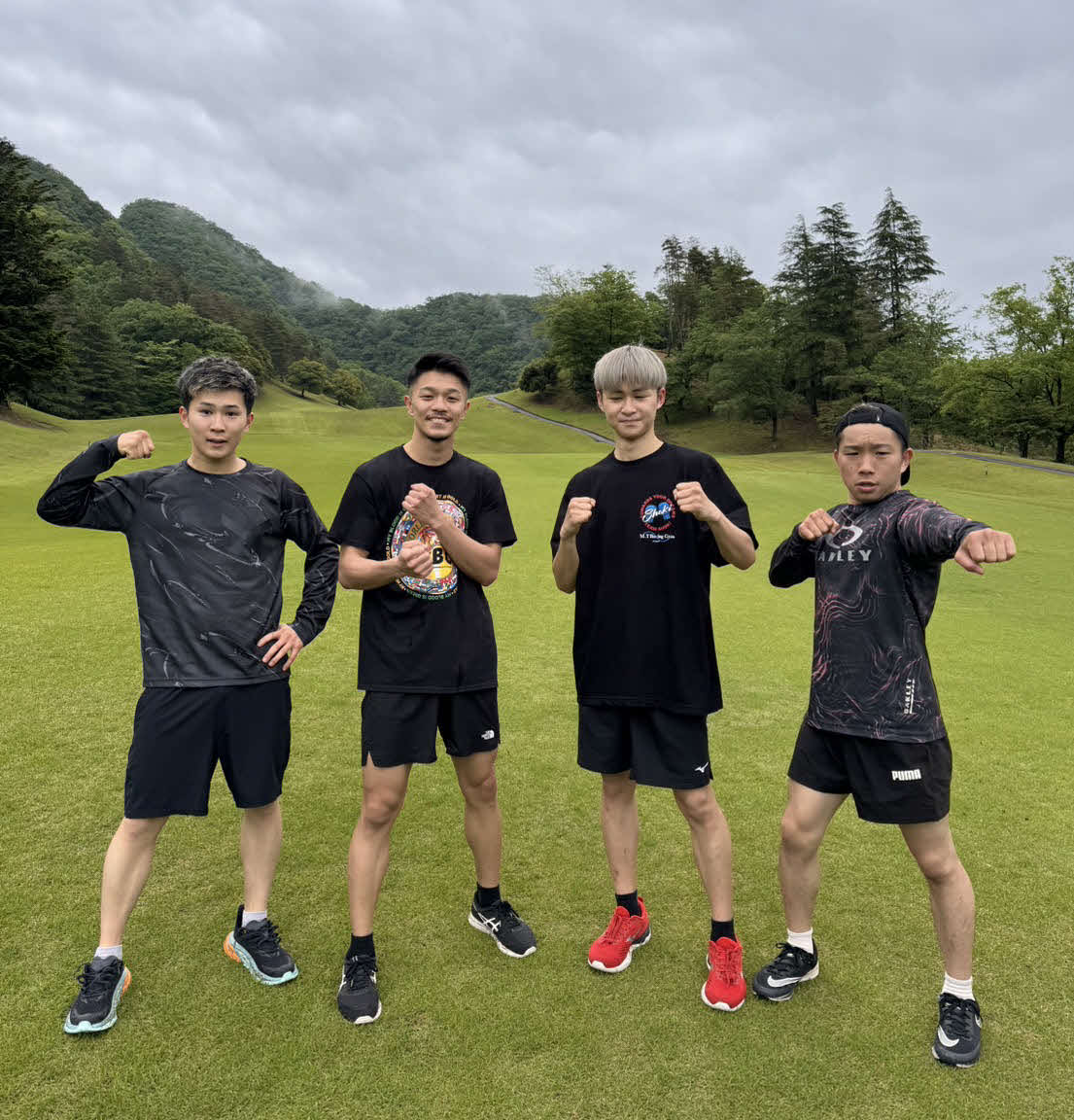 ゴルフ場での開始したWBC世界バンタム級王者中谷潤人（左から2番目）。斎藤哲平（左端）中村翔気（同3番目）、野中太陽も参加（M・Tジム提供）