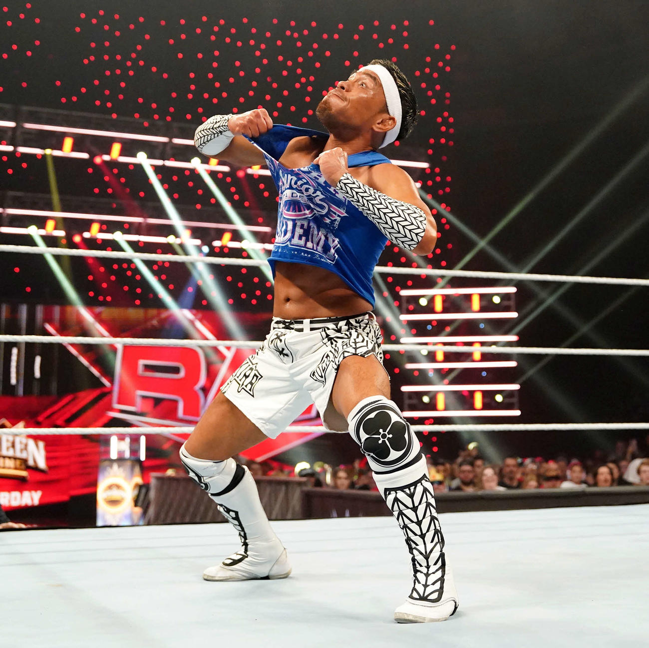 Tシャツを引きちぎって気合を入れる戸沢陽（C）WWE