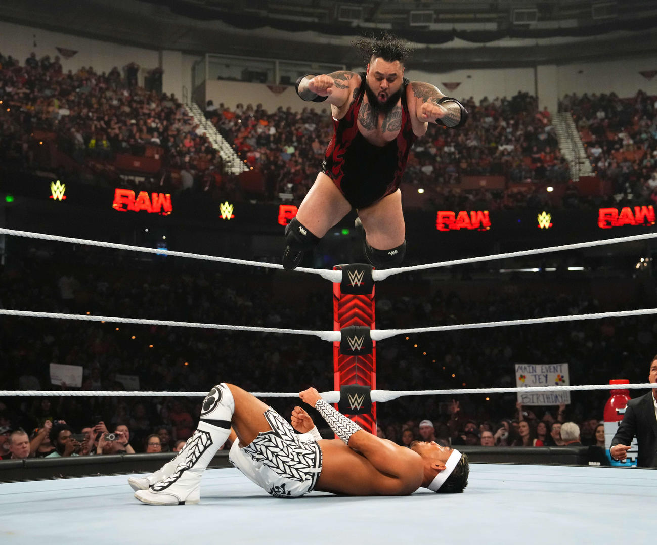 ブロンソン・リード（上）のツナミを浴びる戸沢陽（C）WWE