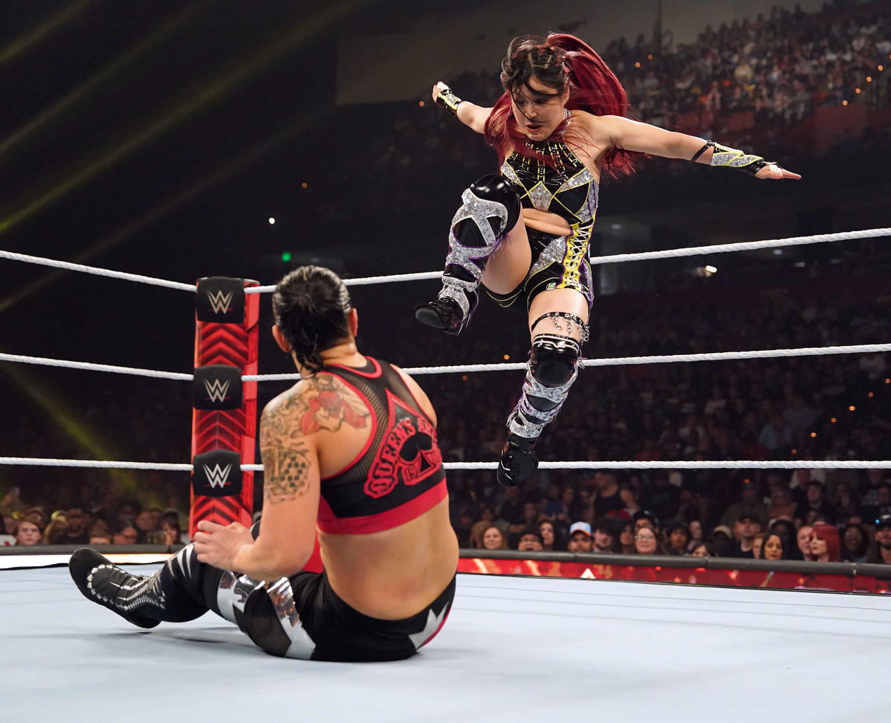 クイーン・オブ・ザ・リング2回戦で、シェイナ・ベイズラー（左）にキックを繰り出すイヨ・スカイ（C）WWE