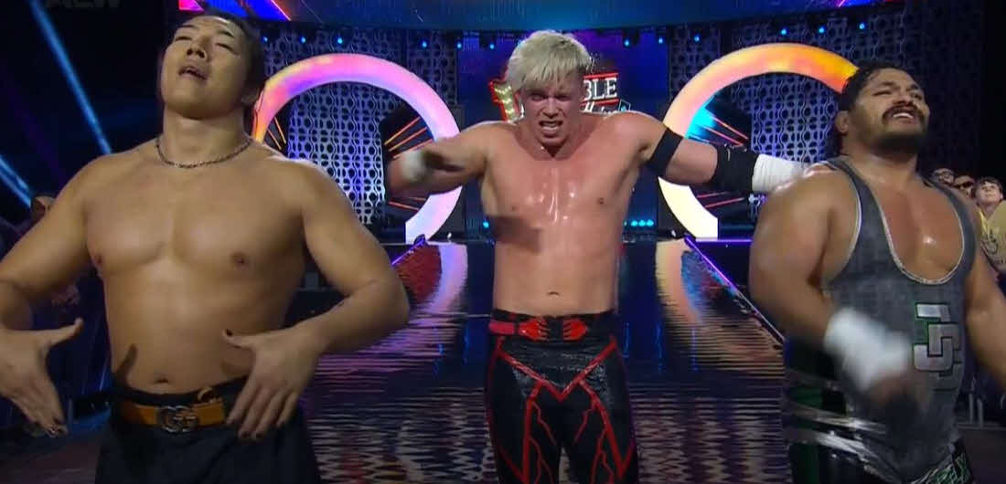 ベルトへの挑戦をアピールする竹下幸之介（左）とフレッチャー、コブ（右）（C）All Elite Wrestling