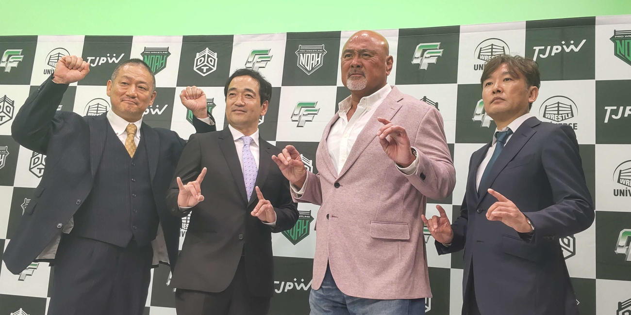 サイバーファイトの記者会見に出席した（左から）高木三四郎現社長、新社長に就任する岡本保朗氏、スカウティング・アドバイザーに就任する武藤敬司氏、武田有弘取締役
