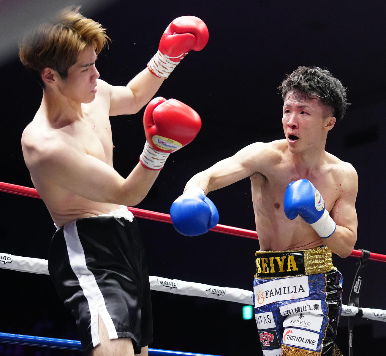 鈴木将斗対山口聖矢　2回、鈴木（左）にパンチを放つ山口（撮影・江口和貴）
