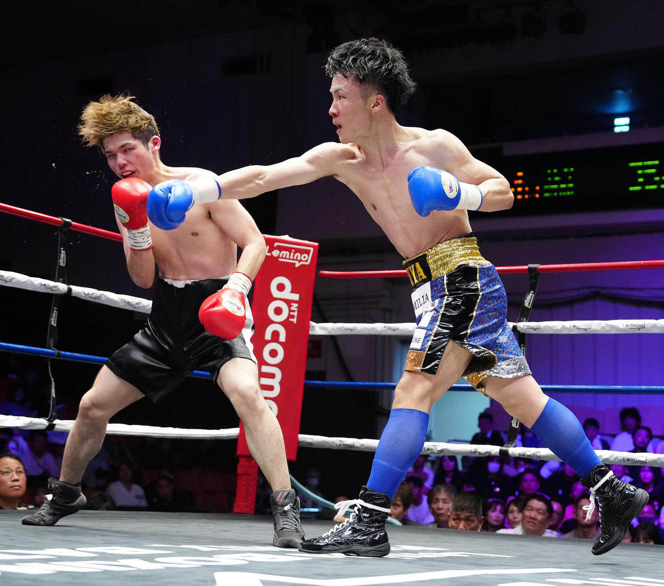 鈴木将斗対山口聖矢　4回、鈴木（左）に右ストレートを放つ山口（撮影・江口和貴）