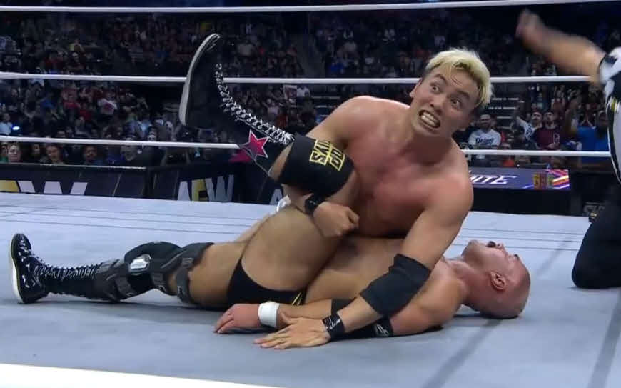 レインメーカーからハーウッドを抑え込んで勝利したオカダ・カズチカ（C）All Elite Wrestling