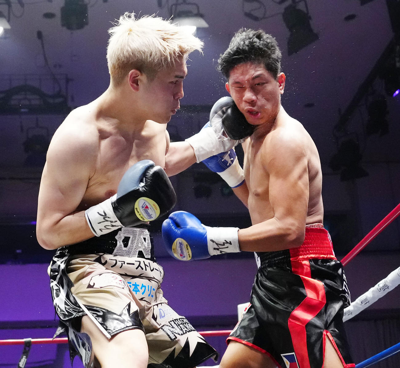 佐々木尽対ジョー・ノイナイ　1回、ノイナイ（右）に左フックを食らわす佐々木（撮影・江口和貴）