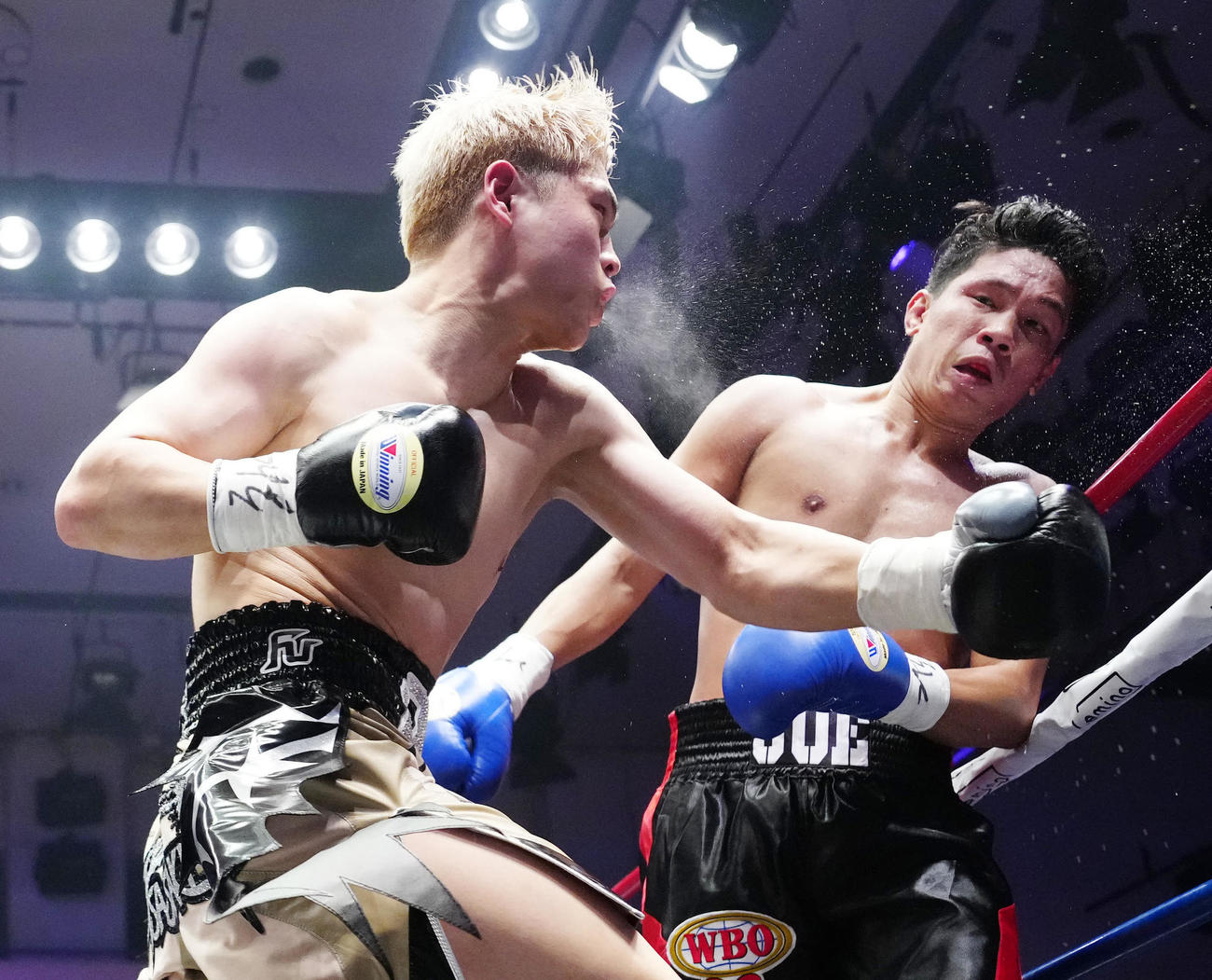佐々木尽対ジョー・ノイナイ　2回、ノイナイ（右）にパンチを放つ佐々木（撮影・江口和貴）