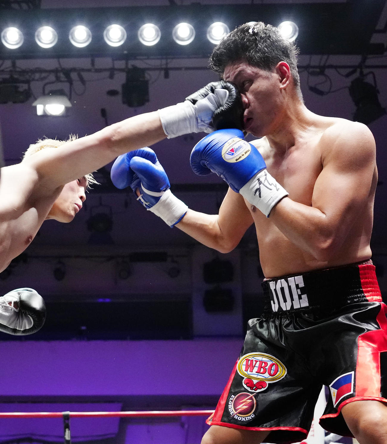佐々木尽対ジョー・ノイナイ　2回、ノイナイ（右）にパンチを放つ佐々木（撮影・江口和貴）
