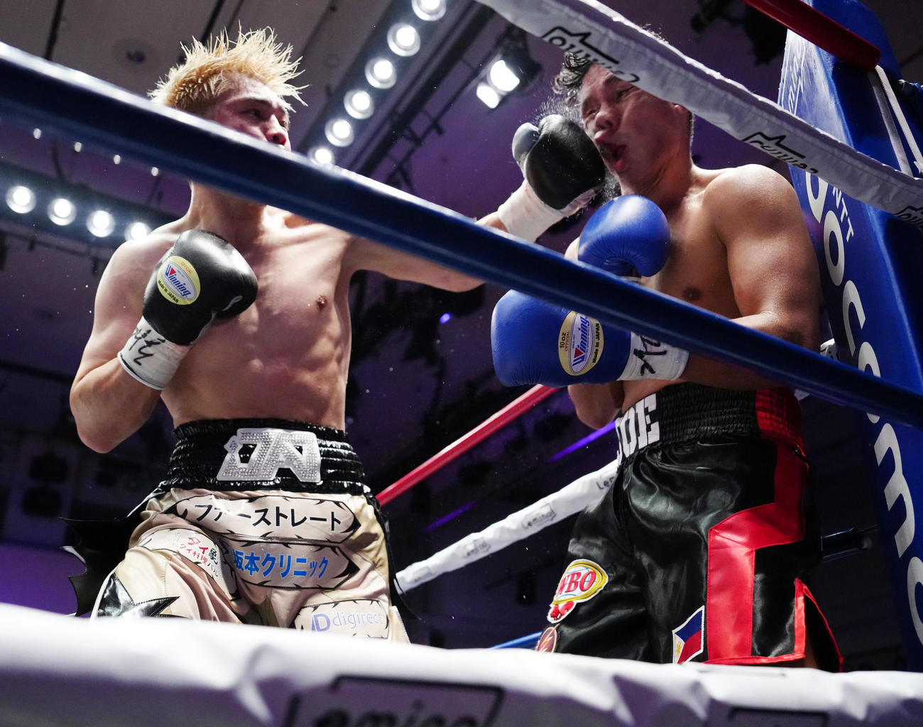 佐々木尽対ジョー・ノイナイ　4回、ノイナイ（右）にパンチを放つ佐々木（撮影・江口和貴）