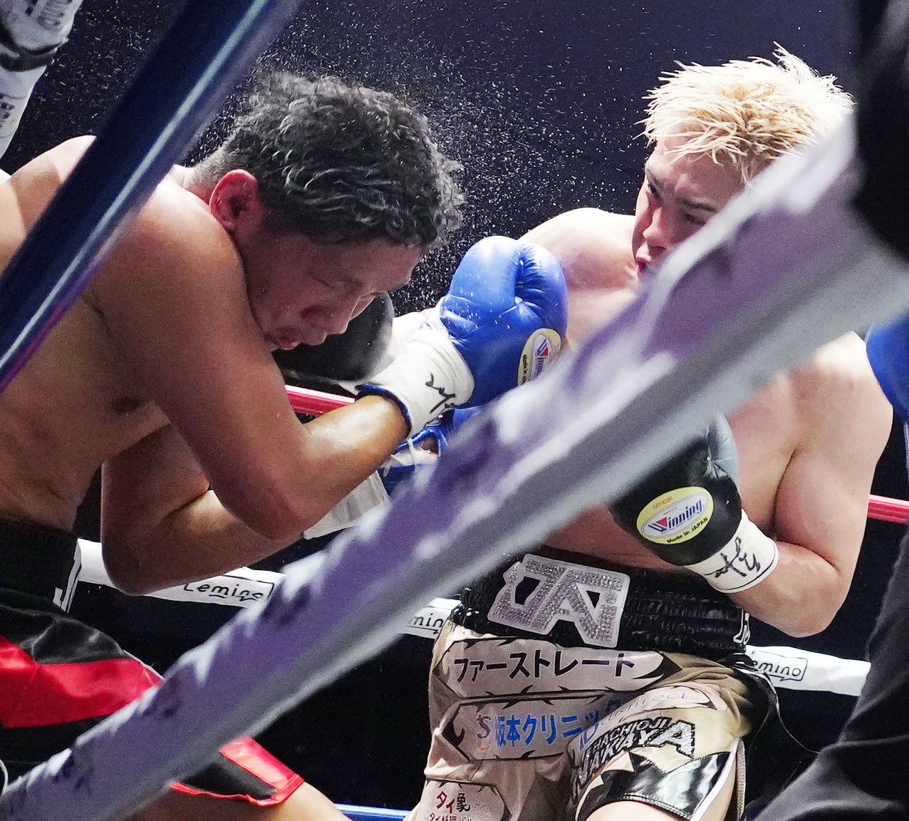 佐々木尽対ジョー・ノイナイ　5回、ノイナイ（左）にパンチを放つ佐々木（撮影・江口和貴）