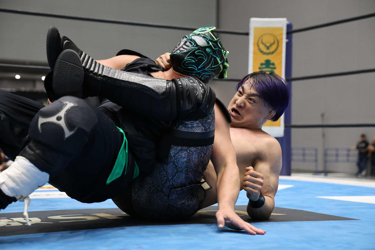 ボディシザーズでニンジャを痛めつけるSHO（写真提供・新日本プロレス）