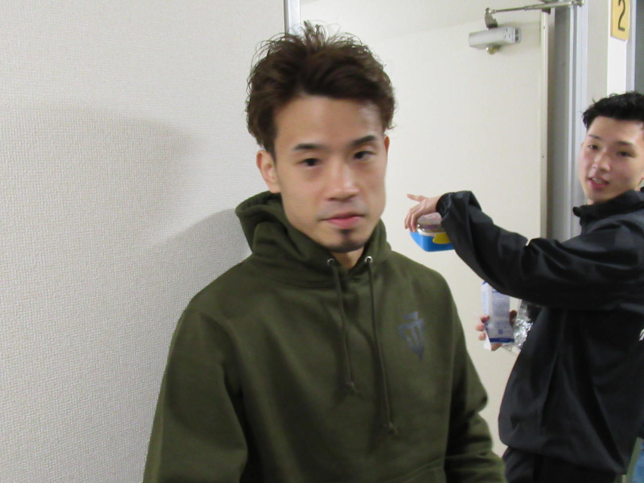 辰吉寿以輝は前日計量を一発パスして、取材に応じた（撮影・益田一弘）